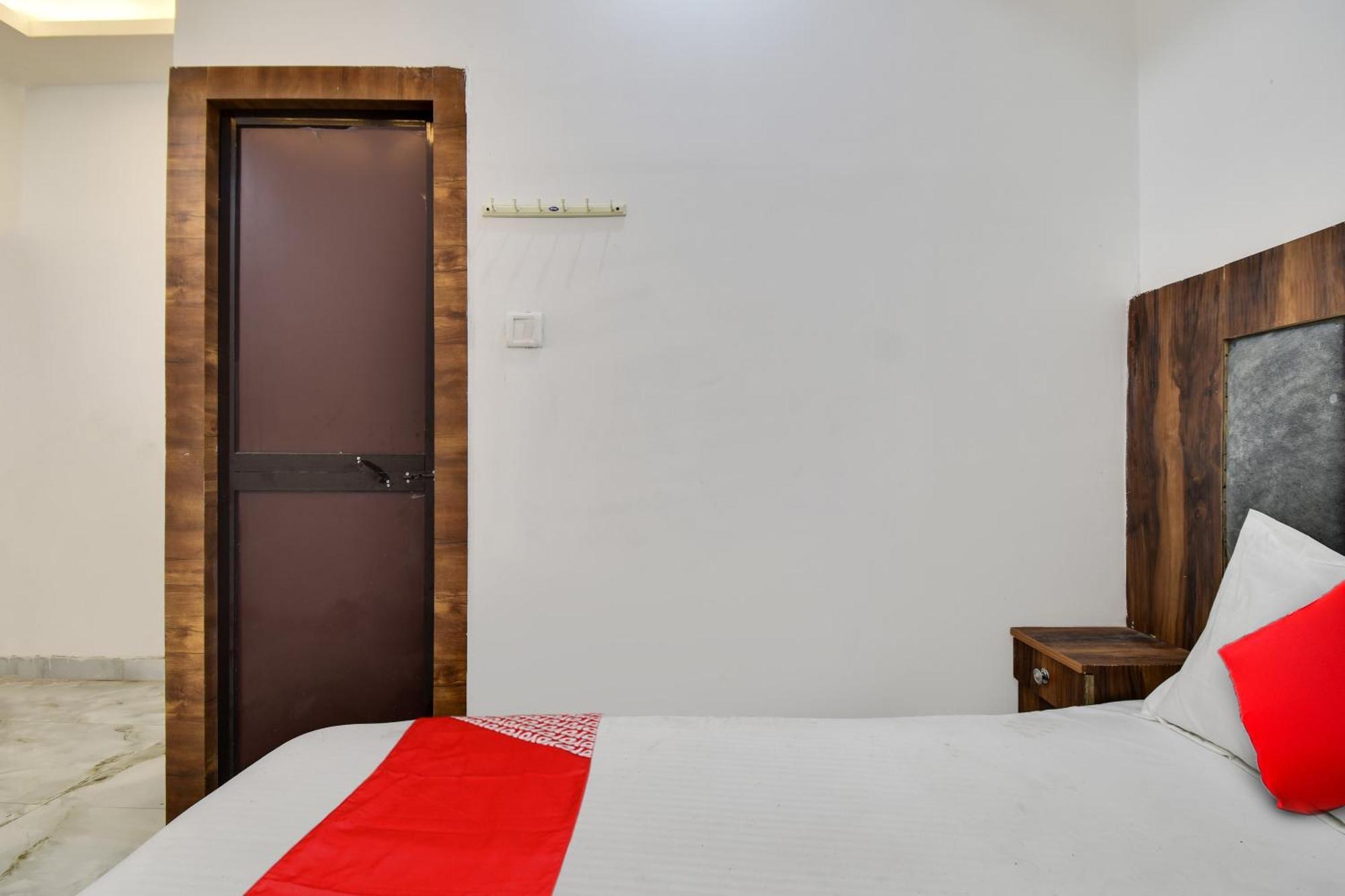 Hotel O Golden King Guest House New Delhi Exteriör bild