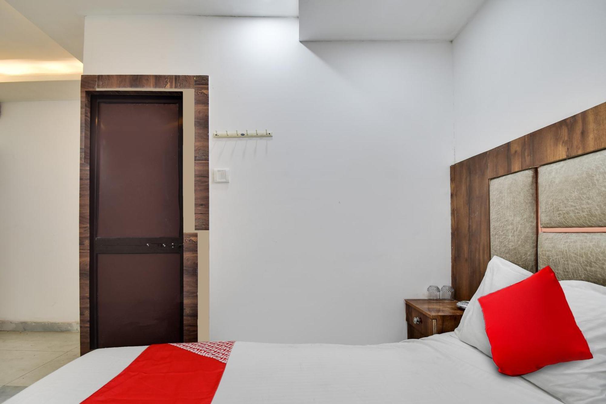 Hotel O Golden King Guest House New Delhi Exteriör bild